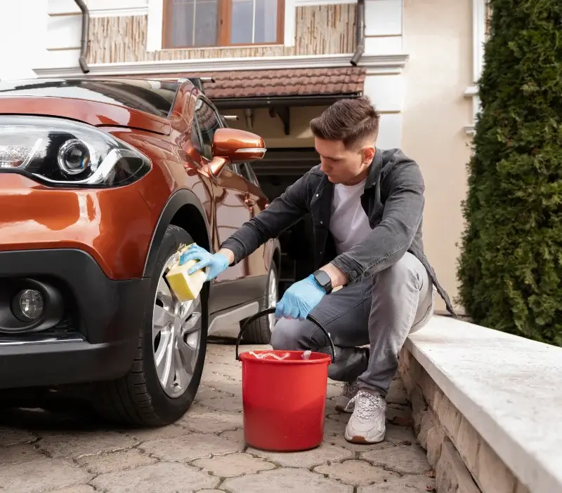 Lavage auto à domicile Arces-Dilo : professionnel intervenant sur un véhicule